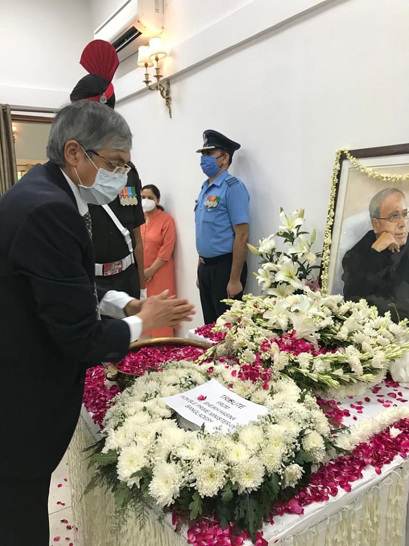 Bangladesh high commissioner to India, Muhammad Imran, pays homage to late Indian president Pranab Mukherjee on behalf of Bangladesh prime minister Sheikh Hasina on 1 September 2020.