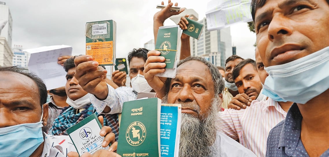 The expatriates block the main road in front of the SAARC fountain near the Karwan Bazar area around 10:00 in the Sunday morning