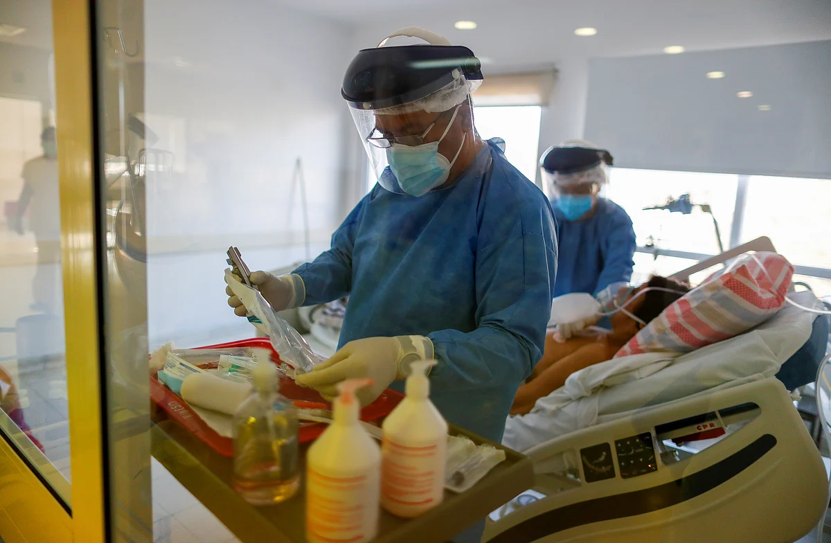 Health care workers attend a coronavirus disease (COVID-19) patient, in an intensive care unit (ICU), at the Dr. Alberto Antranik Eurnekian hospital, in Ezeiza, on the outskirts of Buenos Aires, Argentina, 21 August 2020.