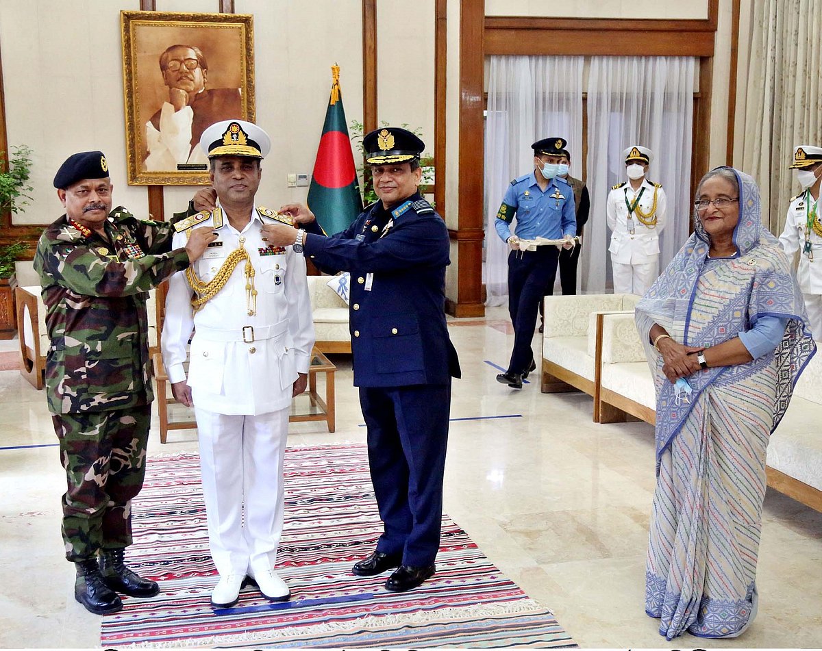 Chief of Army Staff general Aziz Ahmed and Chief of Air Staff air chief marshal Masihuzzaman Serniabat decorate the naval chief with the new rank badge of admiral, in the presence of prime minister Sheikh Hasina