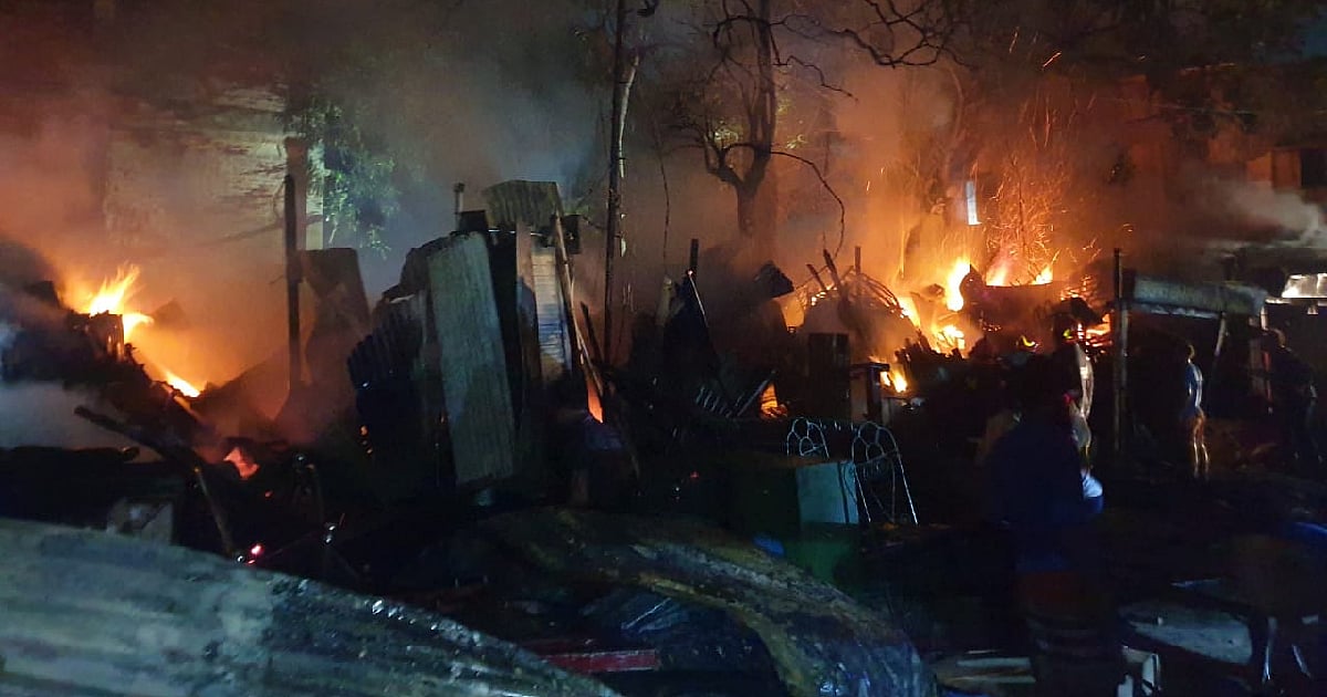 Slum catches fire in Dhaka | Prothom Alo