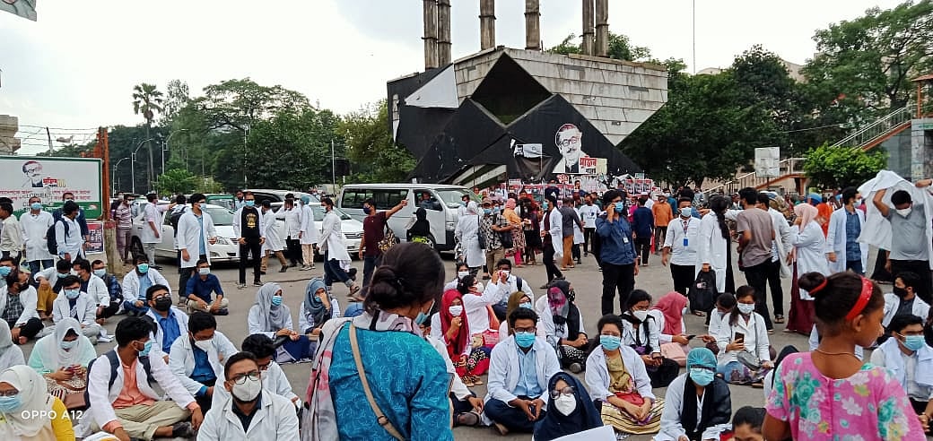 Medical, dental students block road at Shahbagh