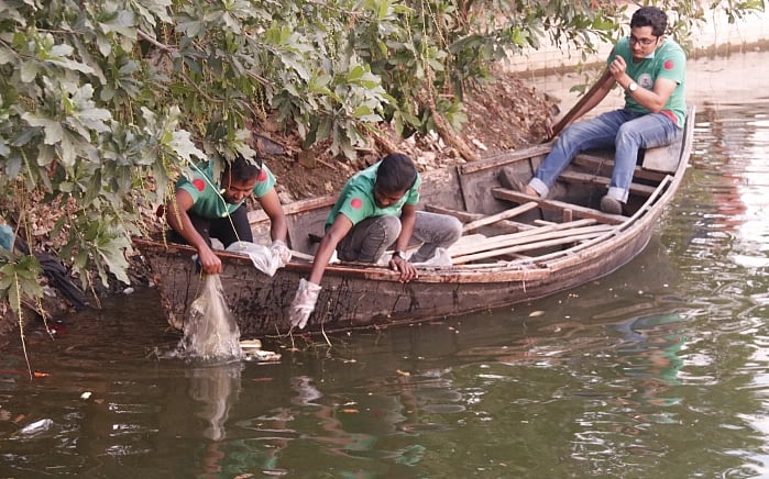 Members of BD Clean are cleaning a lake in Sheikh Russel Nagar Park in Narayanganj. Many visitors litter polythene, packet of chips at the lake