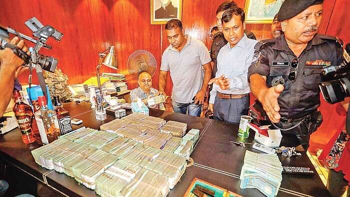 RAB’s mobile court recovers huge amounts of cash, FDR papers, firearms and liquor from GK Shamim’s office in Niketan of the capital city