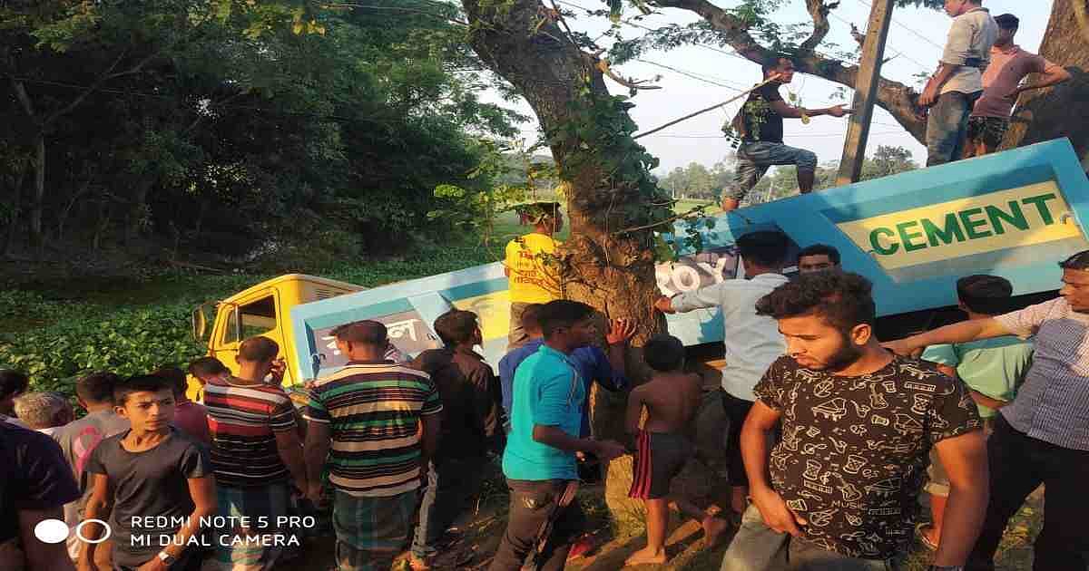 Four members of a family were killed as truck hits an auto-rickshaw and a car in Kasba upazila, Brahmanbaria on 6 November 2020