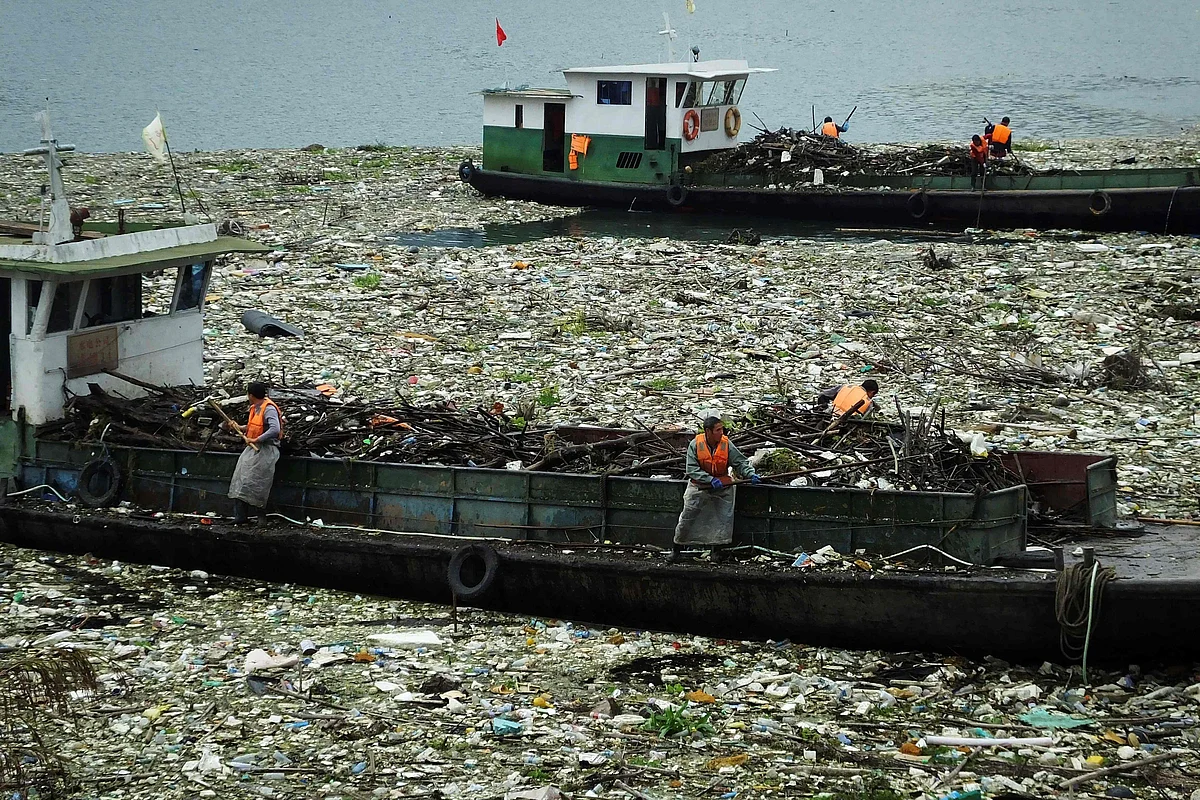 orkers remove garbage from the Yangtze River in Yichang, in central China's Hubei province on 26 November 2020