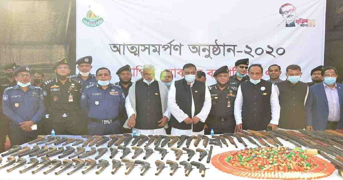 34 forest robbers surrender in Chattogram | Prothom Alo