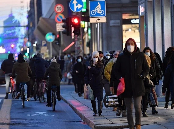 People shop as Christmas approaches in Milan, Italy, on 7 December 2020