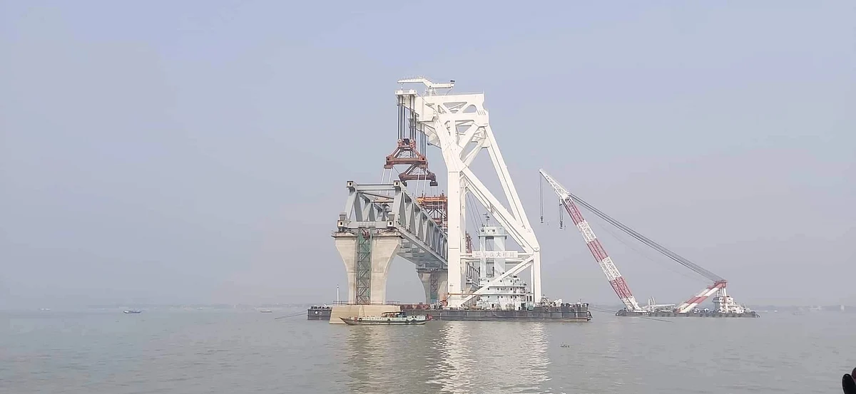 The 40th span of Padma bridge is installed on 11th and 12th piers on the morning of 4 December 2020