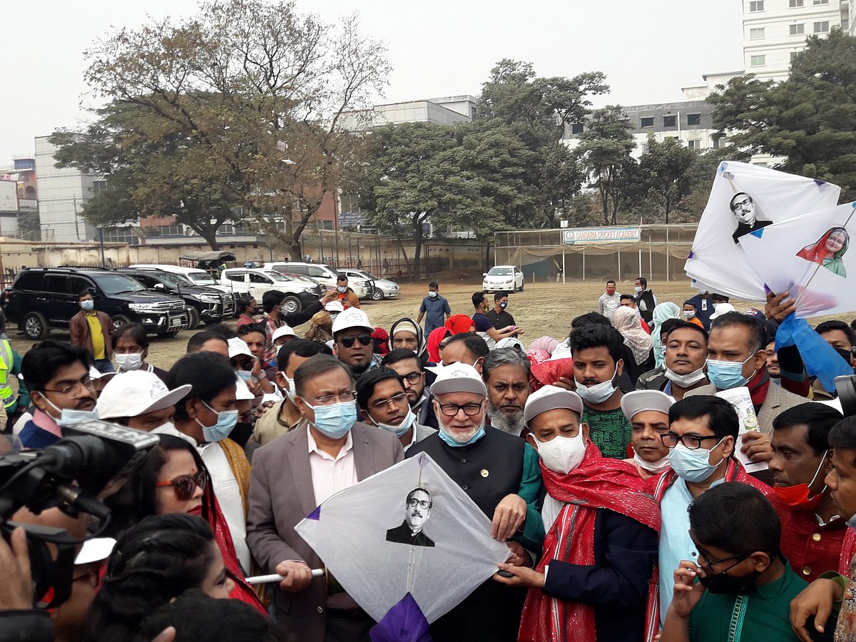 Information minister Hasan Mahmud flew kites at the Sakrain festival in Old Dhaka