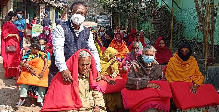 100 people of Santahar city and its adjacent areas received blankets on Friday at the initiative of Prothom Alo trust