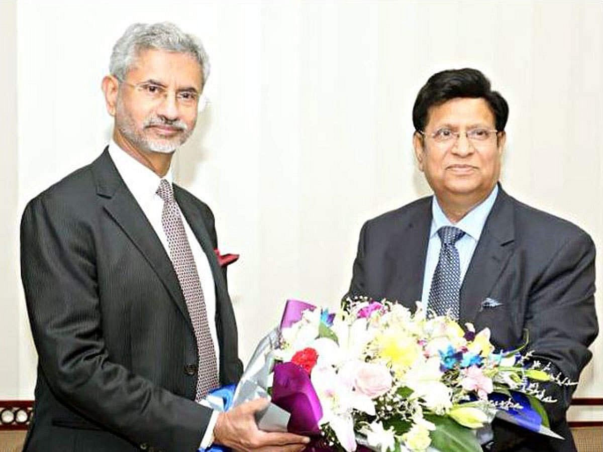 Bangladesh foreign minister AK Abdul Momen (R) with his Indian counterpart S Jaishankar