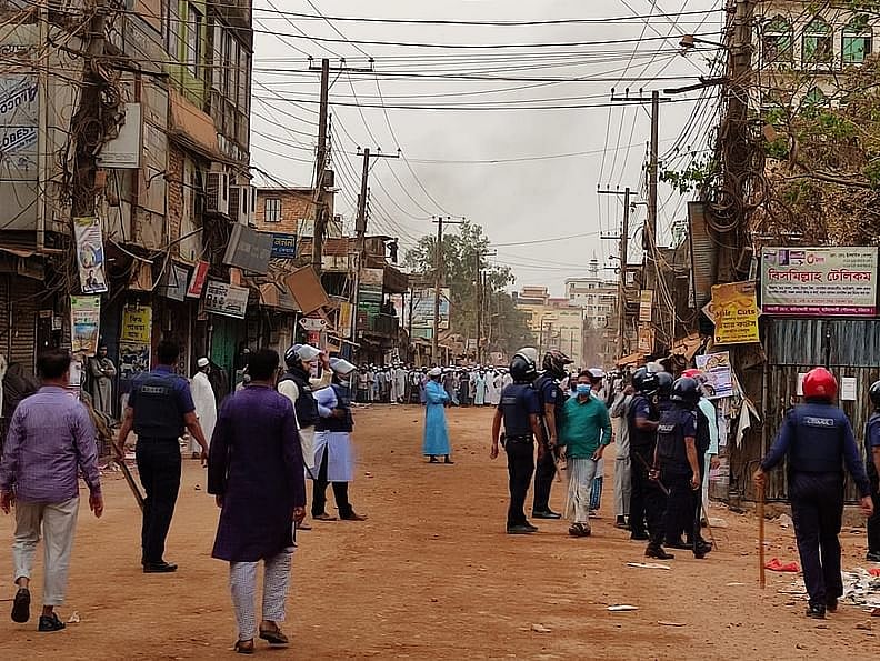 Protesters attack Hathazari police station