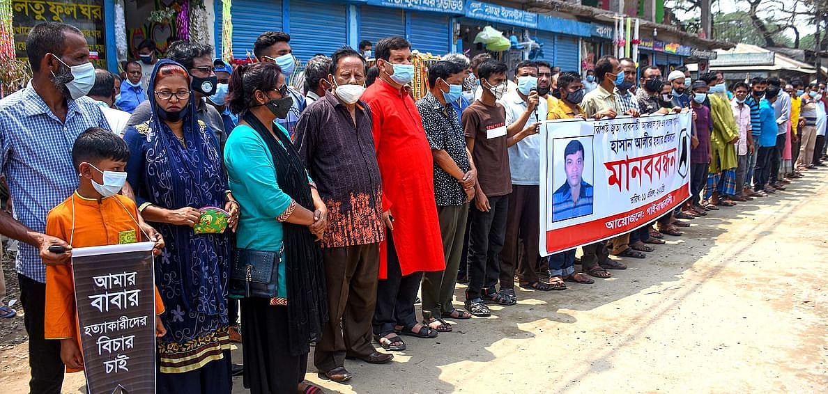Locals hold a human chain over the death of trader in Gaibandha