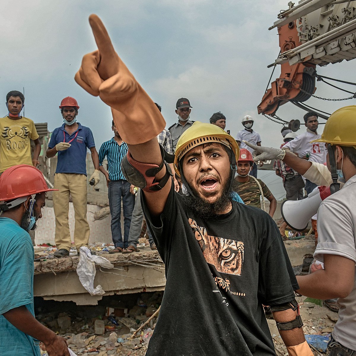 A volunteer rescuer, Mohammad Mobarak Hossain, during the rescue operation at Rana Plaza.
28 April 2013