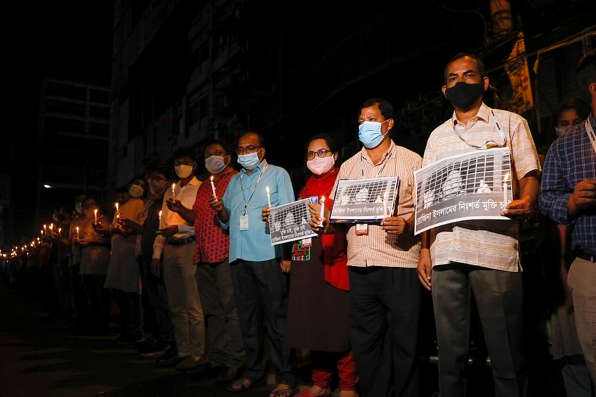 Prothom Alo Bondhushava organises candlelight vigil demanding release of journalist Rozina Islam on Saturday