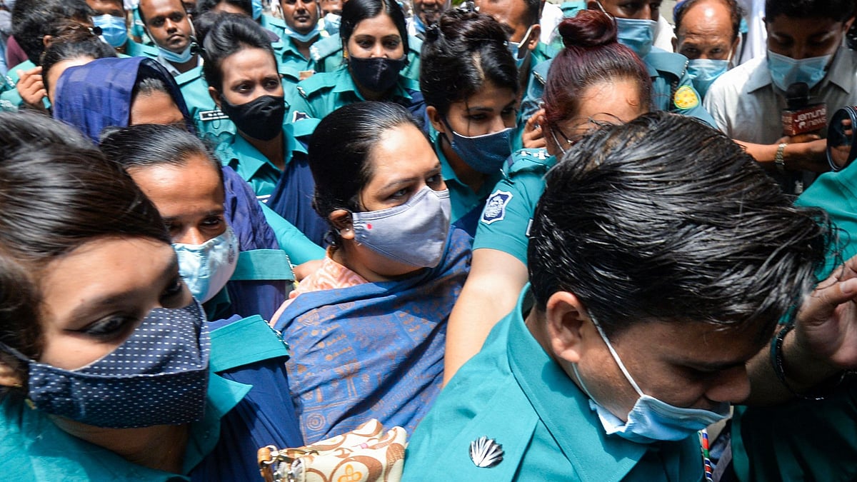 Police escort investigative journalist Rozina Islam (C) to a court in Dhaka on 18 May 2021, a day after being arrested on accusation of stealing documents and taking images by the health ministry