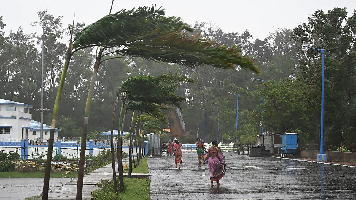 Locals residents walk to a shelter as Cyclone Yaas barrels towards India's eastern coast in the Bay of Bengal, in Digha some 190 Km from Kolkata on 26 May 2021