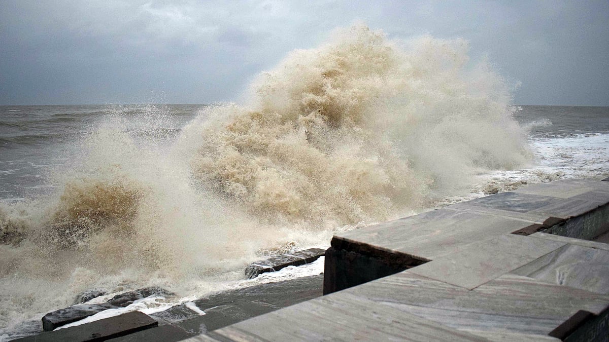 High tide waves due to the formation of cyclone Yaas in the Bay of Bengal, in East Medinipur on 25 May 2021