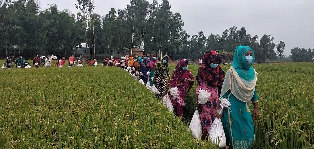 Students of the Prothom Alo Char’s Alor Pathshala in Ghogadaha union of Kurigram sadar upazila are going home with their Eid gifts from Prothom Alo Trust