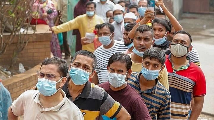 People is queue for testing COvid-19 infection at a Dhaka hospital