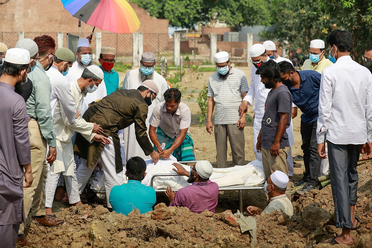 People bury body of a person died of Covid-19 in Dhaka.