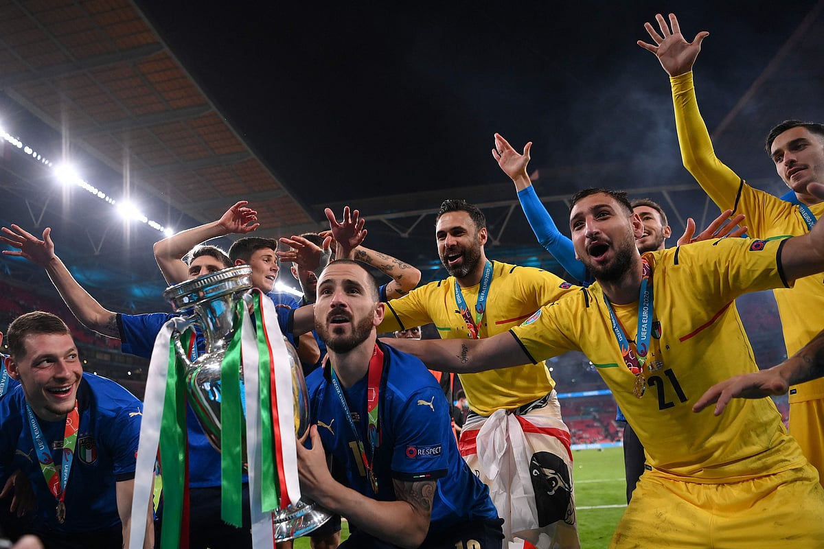 Italy's defender Leonardo Bonucci (C) poses with the European Championship trophy after Italy won the UEFA EURO 2020 final football match between Italy and England at the Wembley Stadium in London on 11 July 2021