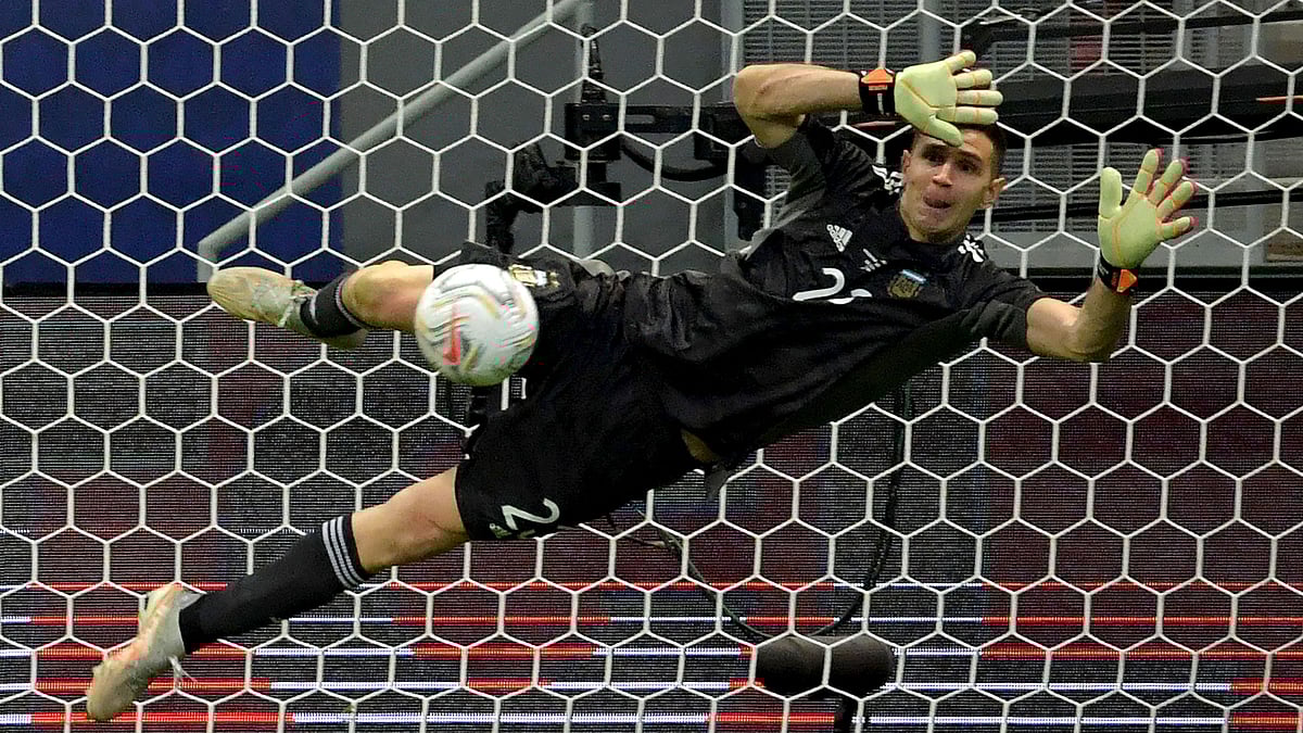 Argentina's goalkeeper Emiliano Martinez stops the shot by Colombia's Yerry Mina (out of frame) during the penalty shootout of their Conmebol 2021 Copa America football tournament semi-final match at the Mane Garrincha Stadium in Brasilia, on 6 July 2021