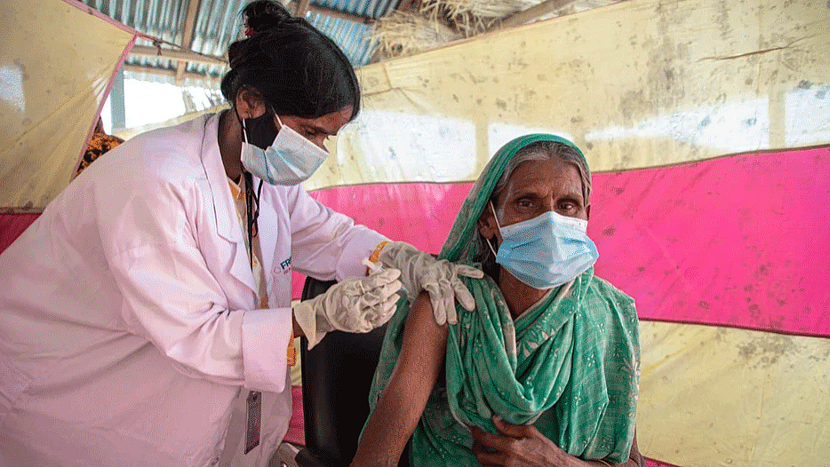 A health worker inoculates Covid-19 vaccine to an elderly woman on 7 August 2021