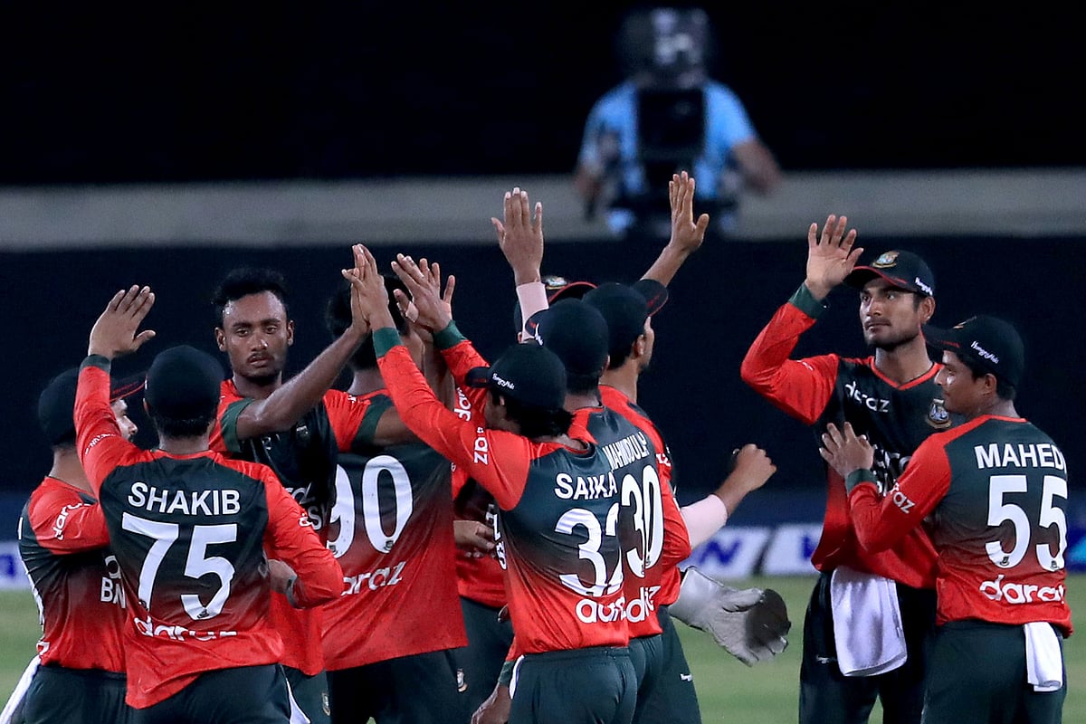 Bangladesh team celebrate as pacer Shoriful Islam picks up the wicket of Mitchel Marsh in the third T20I match against Bangladesh at Sher-e-Bangla National Cricket Stadium on 6 August 2021
