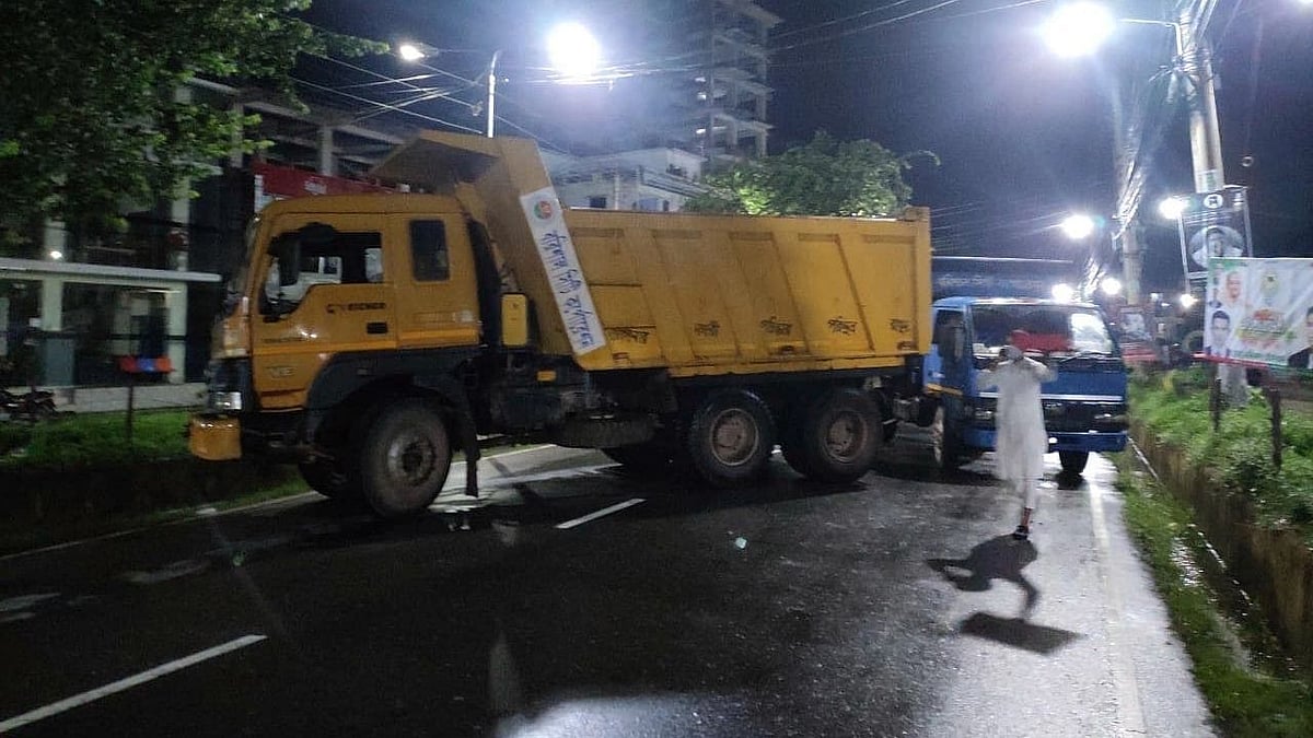 Dumping trucks of Barishal City Corporation barricade around one kilometre area of Dhaka-Barishal highway on 18 August 2021