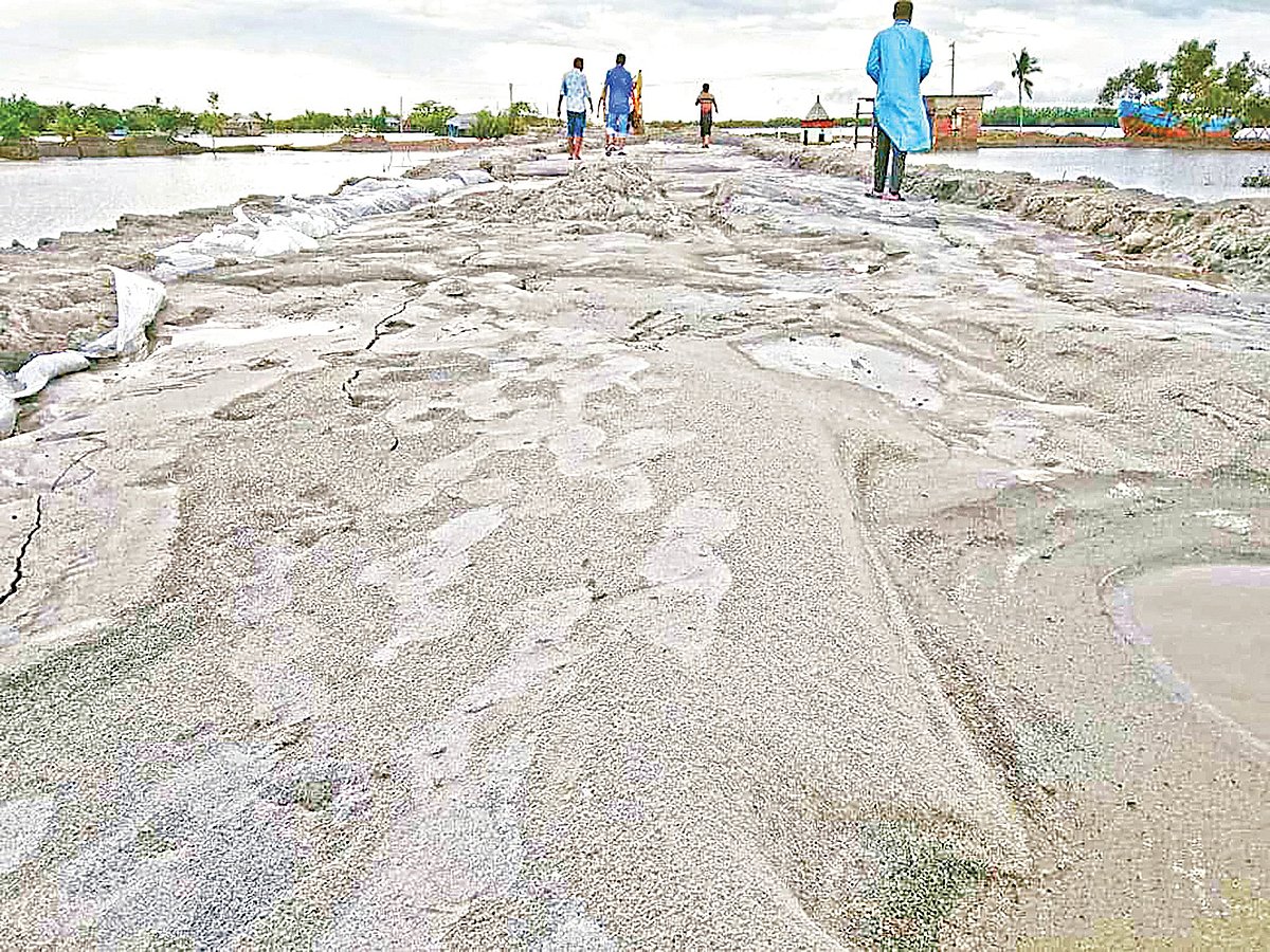 Sand is used to repair a 45-metre stretch of the flood control dam on Shakbria river broke in Gotir Gheri village of Uttar Bedkasi uion in Koyra upazila of Khulna. Picture was taken recently.