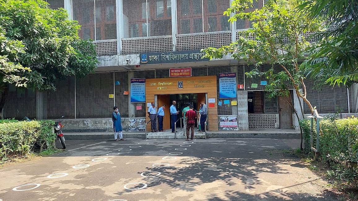 Students entering the Dhaka University central library maintaining health guidelines on 26 September 2021