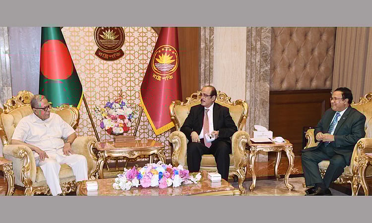 President Abdul Hamid meets with ACC chairman Mohammad Moinuddin Abdullah at Bangabhaban on Sunday.