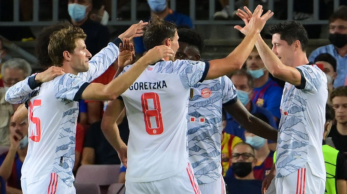 Bayern Munich's Polish forward Robert Lewandowski (R) celebrates his goal with his teammates during the UEFA Champions League first round group E football match between Barcelona and Bayern Munich at the Camp Nou stadium in Barcelona on 14 September, 2021