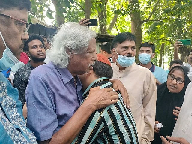 Zafrullah Chowdhury consoling families of persons who were killed. Sunday afternoon, Hajiganj, Cumilla