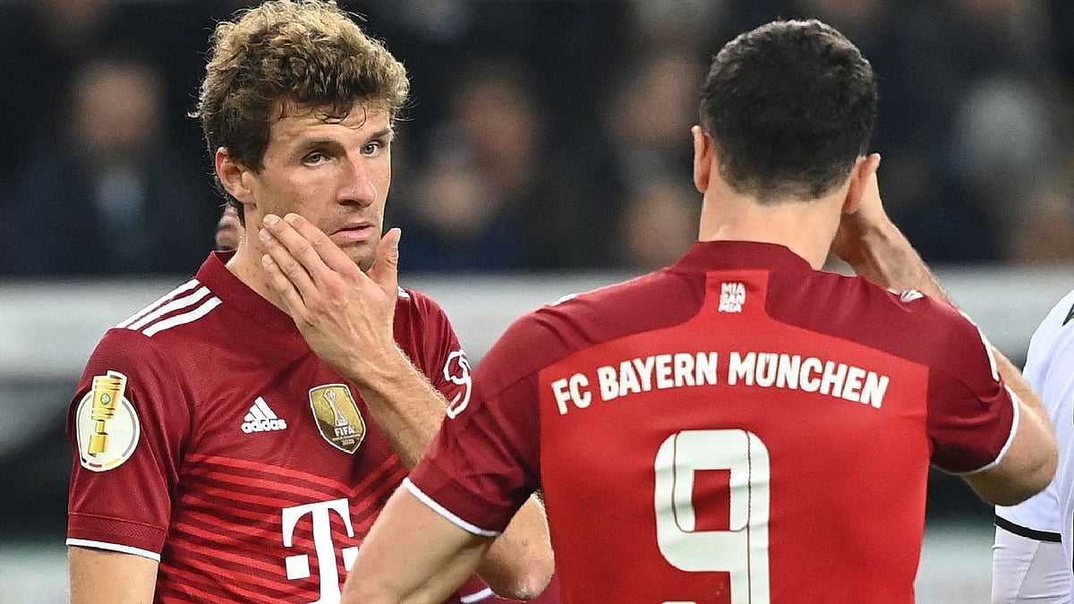 Bayern Munich's German forward Thomas Mueller and Polish forward Robert Lewandowski reacts during the German Cup (DFB Pokal) 2nd round football match Borussia Moenchengladbach v FC Bayern Munich in Moenchengladbach, Western Germany, on 27 October, 2021