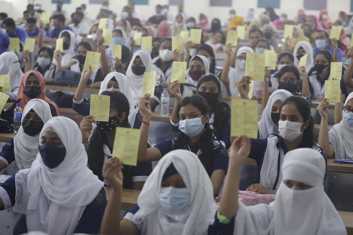 Health minister Zahid Maleque inaugurates the trial run vaccination programme at Colonel Malek Medical College Hospital of Manikganj on Thursday.
