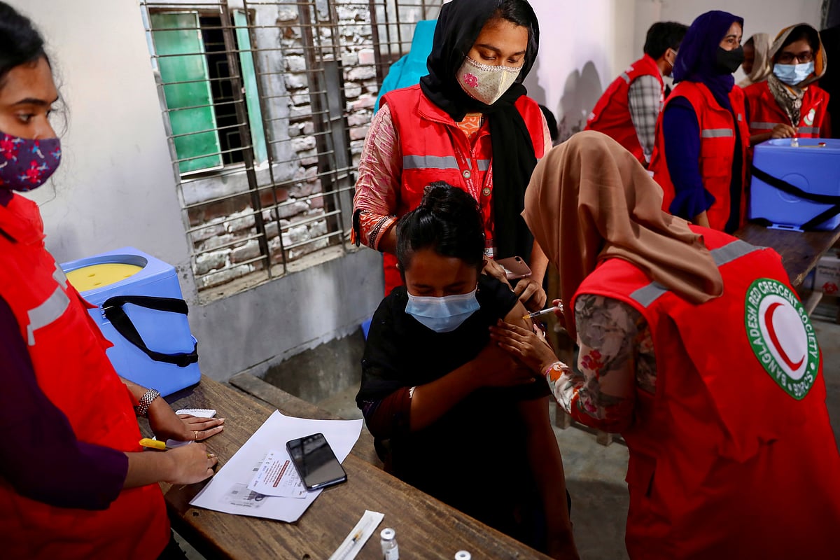 Slum dwellers get Oxford AstraZeneca Covid-19 vaccine at the Pollibondhu Ershad School in Korail Slum, in Dhaka, Bangladesh on 16 November 2021