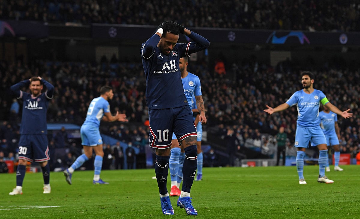 Paris Saint-Germain's Brazilian striker Neymar (C) reacts after missing a chance during the UEFA Champions League Group A football match between Manchester City and Paris Saint-Germain at the Etihad Stadium in Manchester, north west England, on 24 November, 2021