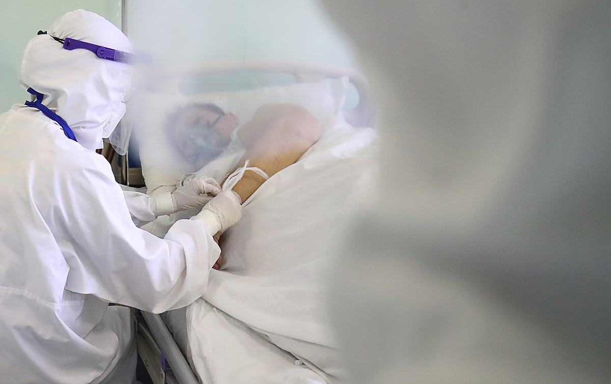 A medical specialist tends to a patient suffering from the coronavirus disease (Covid-19) at a local hospital in the town of Kalach-on-Don in Volgograd Region, Russia 14 November, 2021