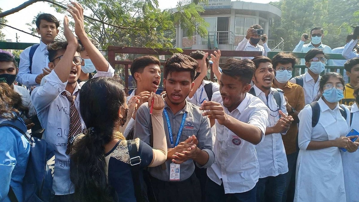Students from several educational institutions of the capital again took to the streets for safe roads and a few other demands in Rampura, Dhaka, on 3 December 2021