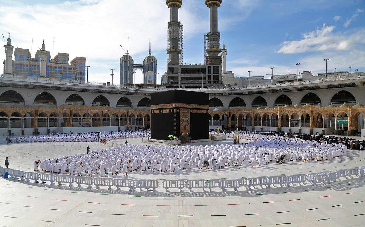 Rows of worshippers pray at the Grand Mosque in Saudi Arabia's holy city of Mecca, on 30 December 2021, following the imposition of new restrictions due to a surge in Covid-19 cases.