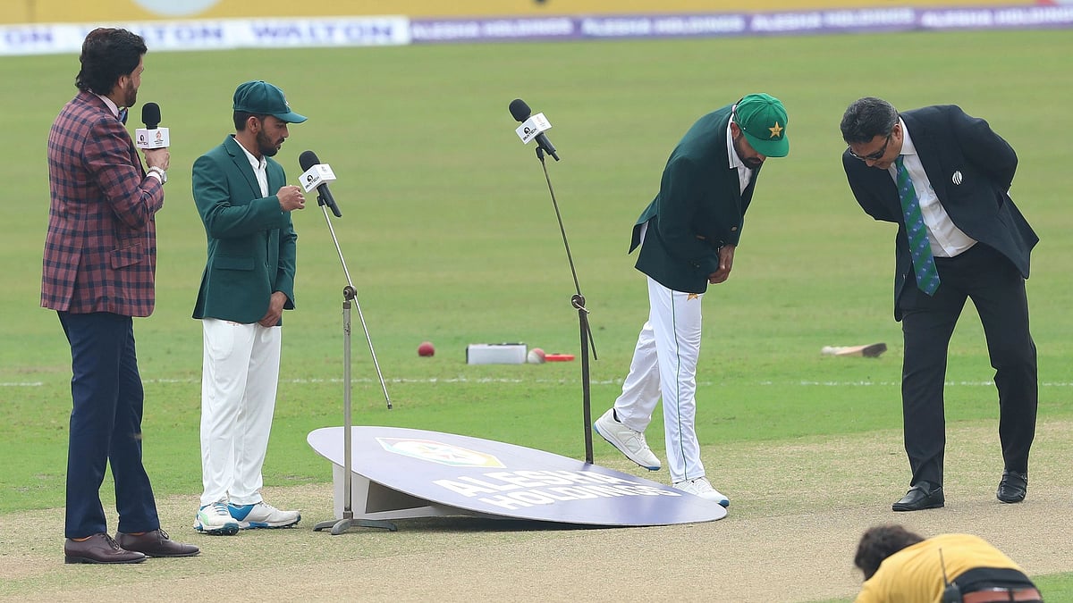Bangladesh skipper Mominul Haque (R) and Pakistan skipper Babar Azam (C) during the toss in the second Test at Sher-e-Bangla National Cricket Stadium in Dhaka on 4 December 2021