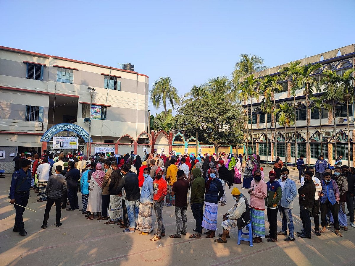 Voters in long queue at Dhankunda Popular High School centre, Ward 8, Narayanganj City Corporation on 8:30am