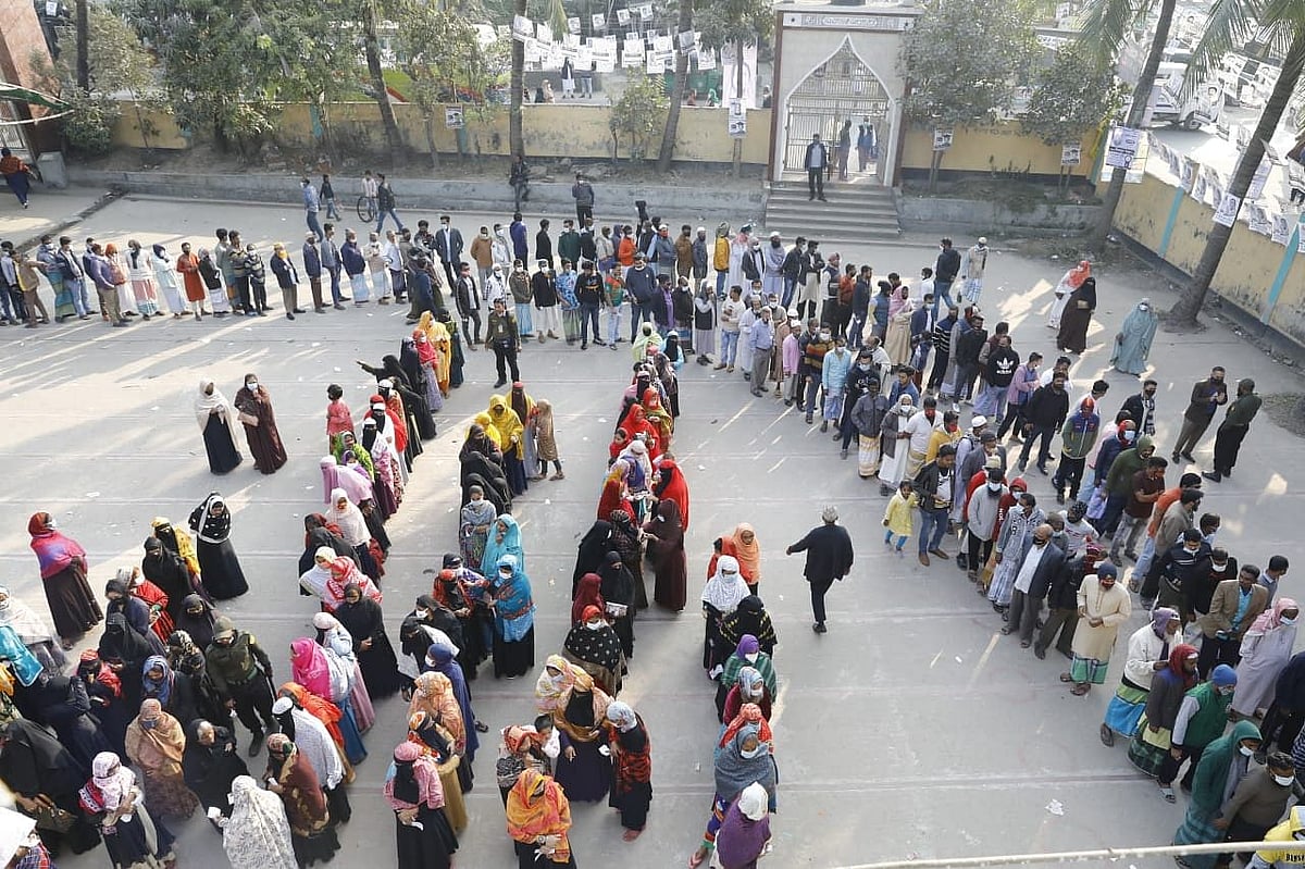 Long queue of voters