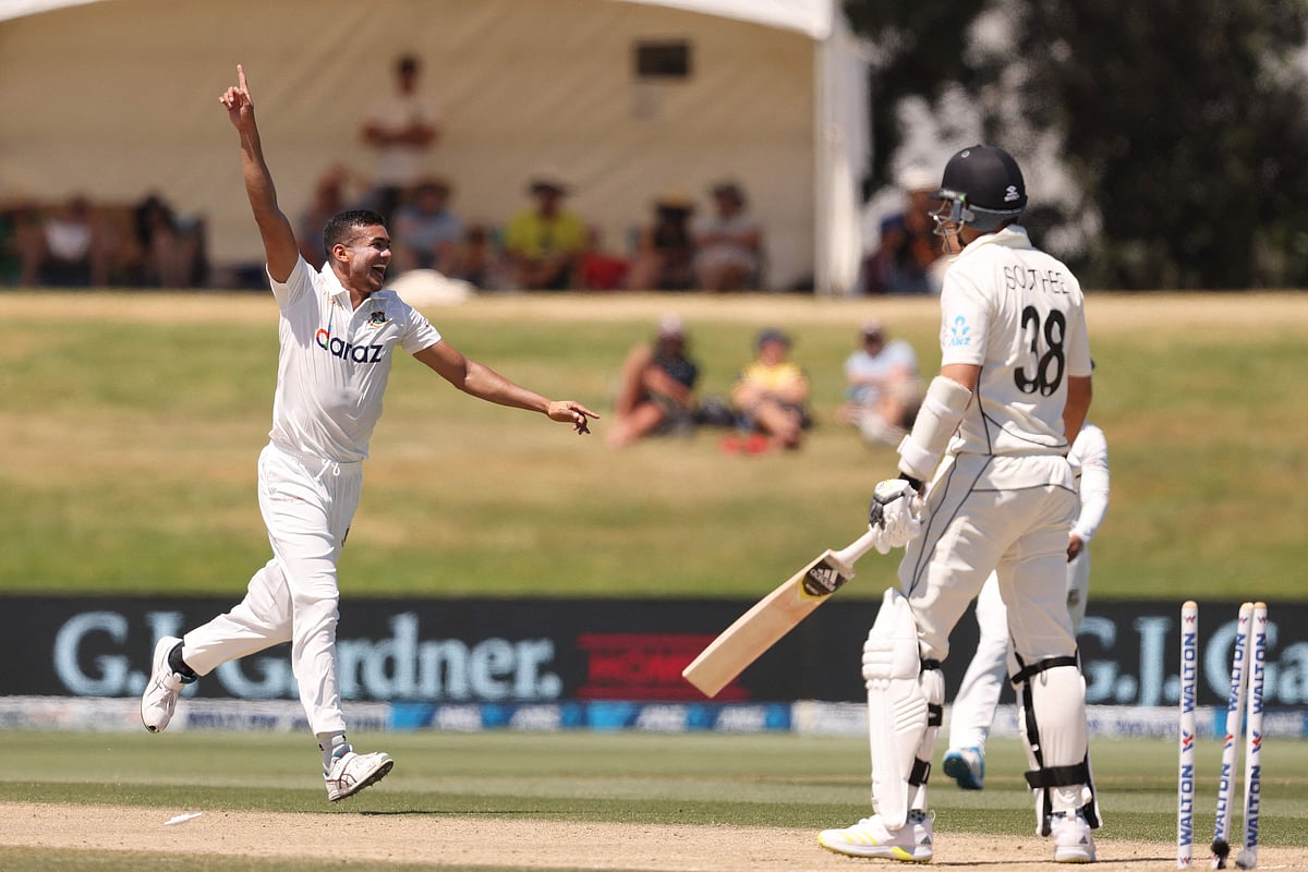 Bangladesh's Taskin Ahmed (L) celebrates the wicket of New Zealand's Tim Southee (R) during the fifth day of the first cricket Test match between New Zealand and Bangladesh at the Bay Oval in Mount Maunganui on 5 January, 2022
