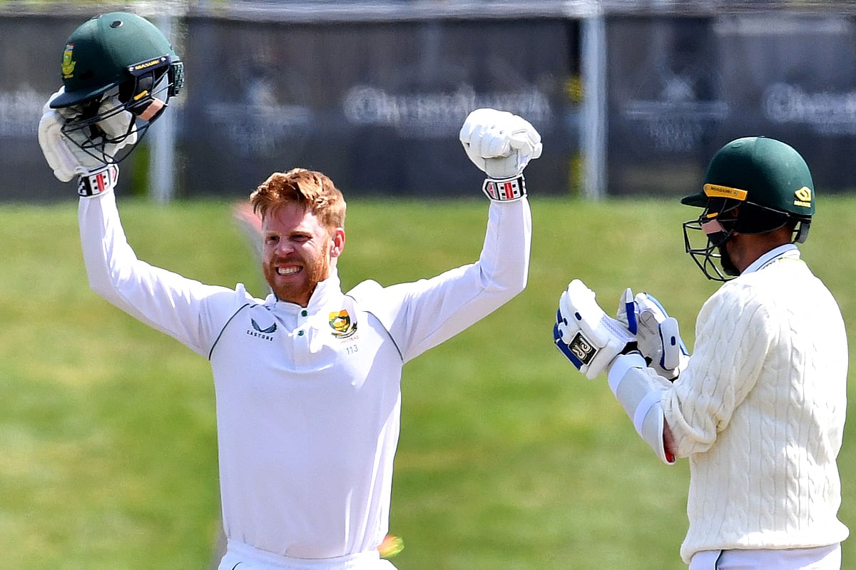 South Africa's Kyle Verreynne (L) celebrates reaching his century (100 runs) on day four of the second cricket Test match between New Zealand and South Africa at Hagley Oval in Christchurch on 28 February, 2022
