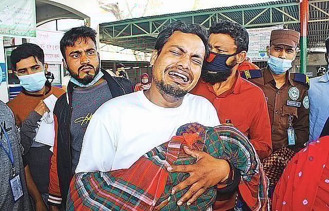 Relatives of Sinnatur Nur with her dead body