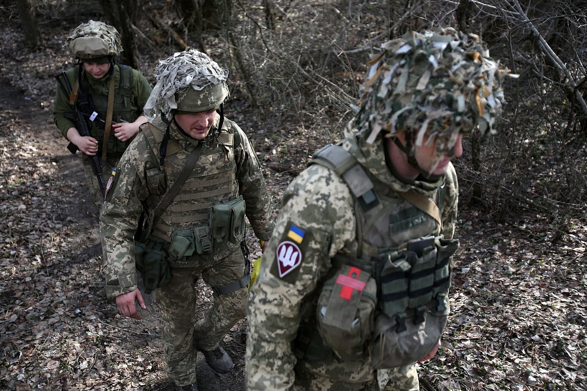 Ukrainian servicemen are seen at a position on the front line with Russia-backed separatists near the town of Schastia, near the eastern Ukraine city of Lugansk, on 23 February 2022.